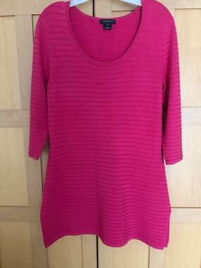 NATORI Ribbed Scoop-Neck A-Line Tunic in Fuchsia. Excellent preloved condition.